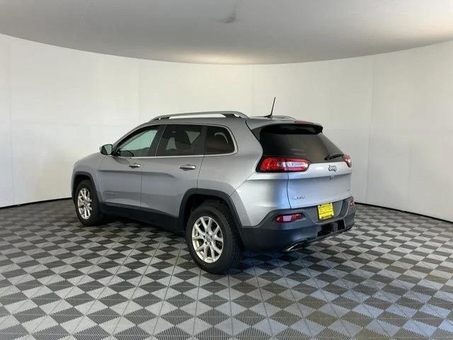 Used 2018 Silver Jeep Latitude image 7