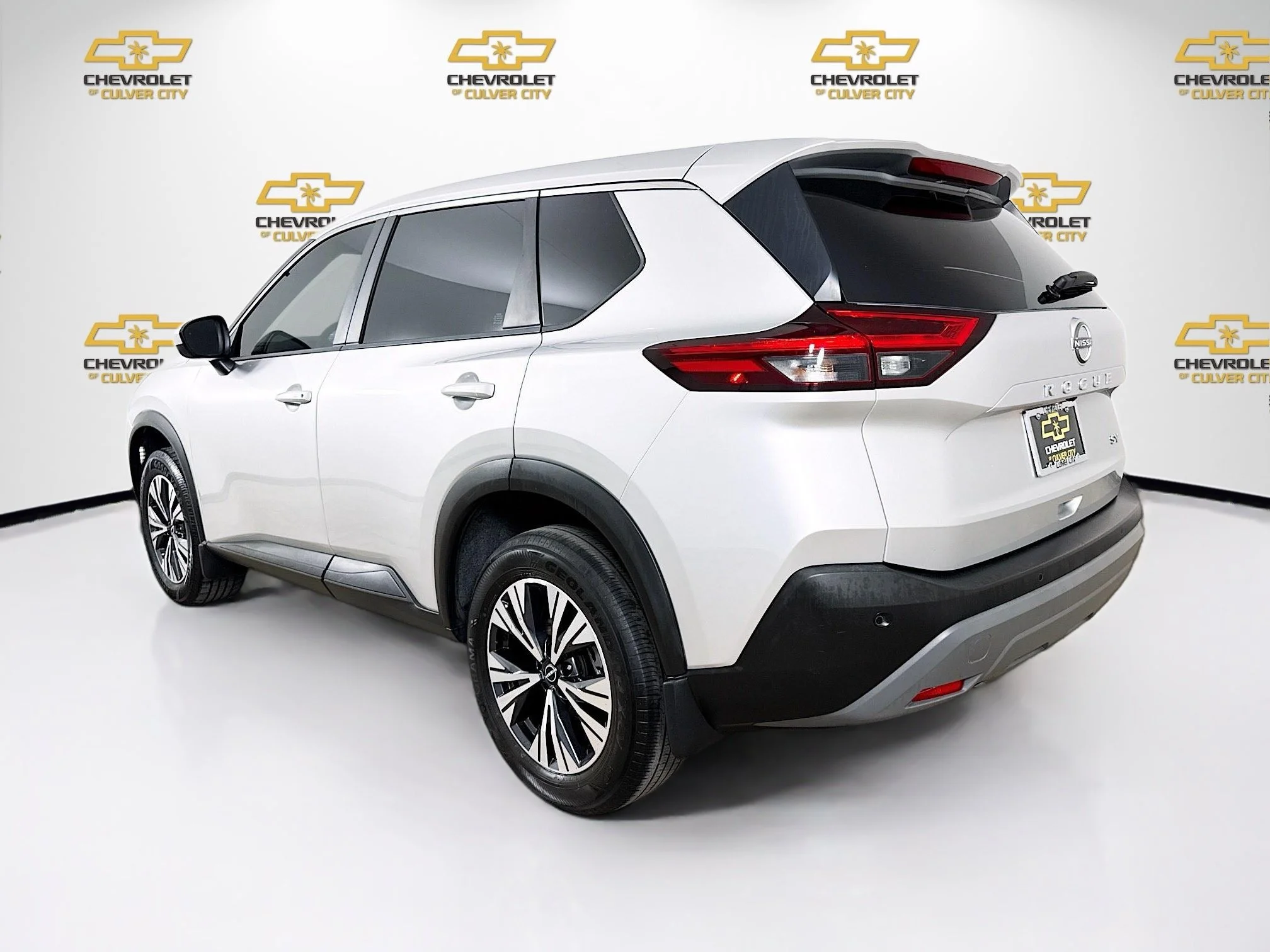 Used 2023  Nissan SV image 6
