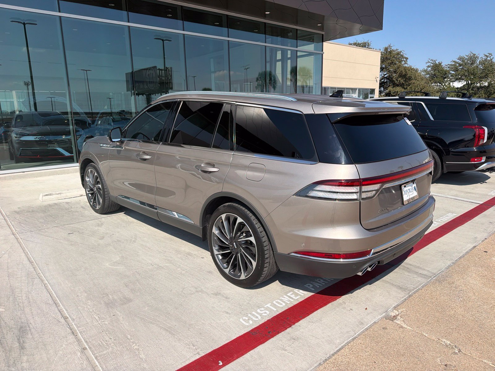 Used 2021 Iced Mocha Lincoln Reserve image 8