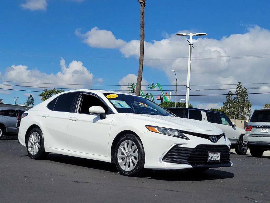 Used 2022 White Toyota LE image 32