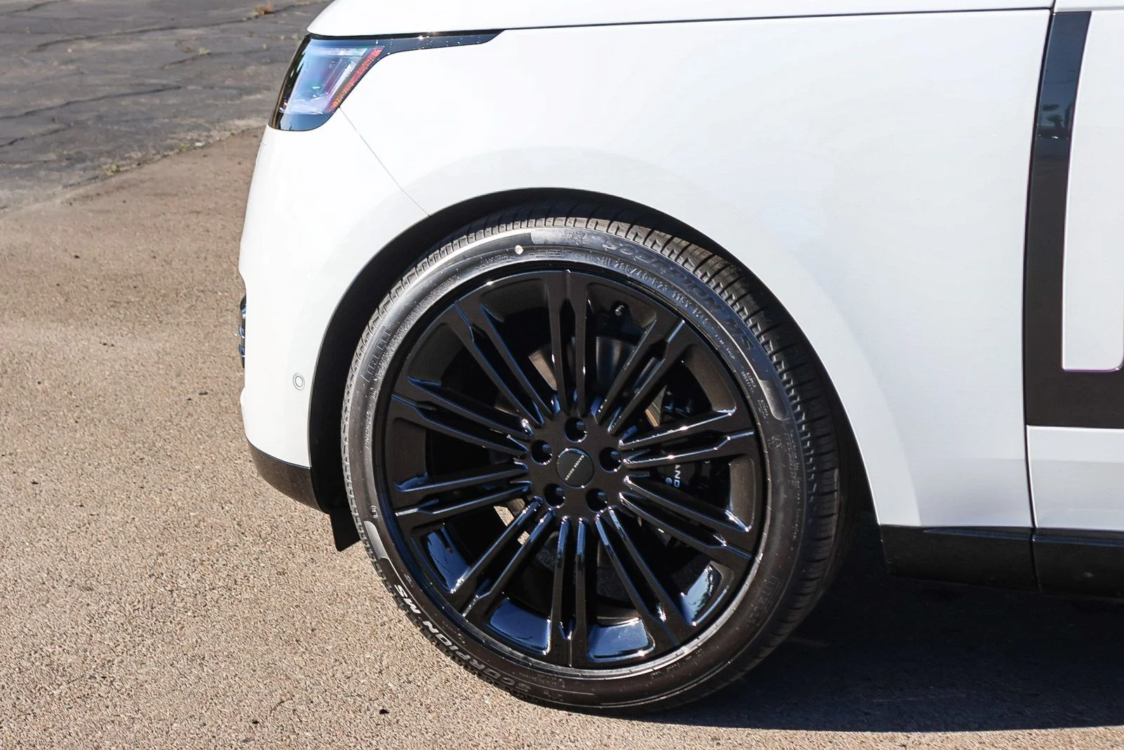 New 2026 Fuji White Land Rover SE image 9