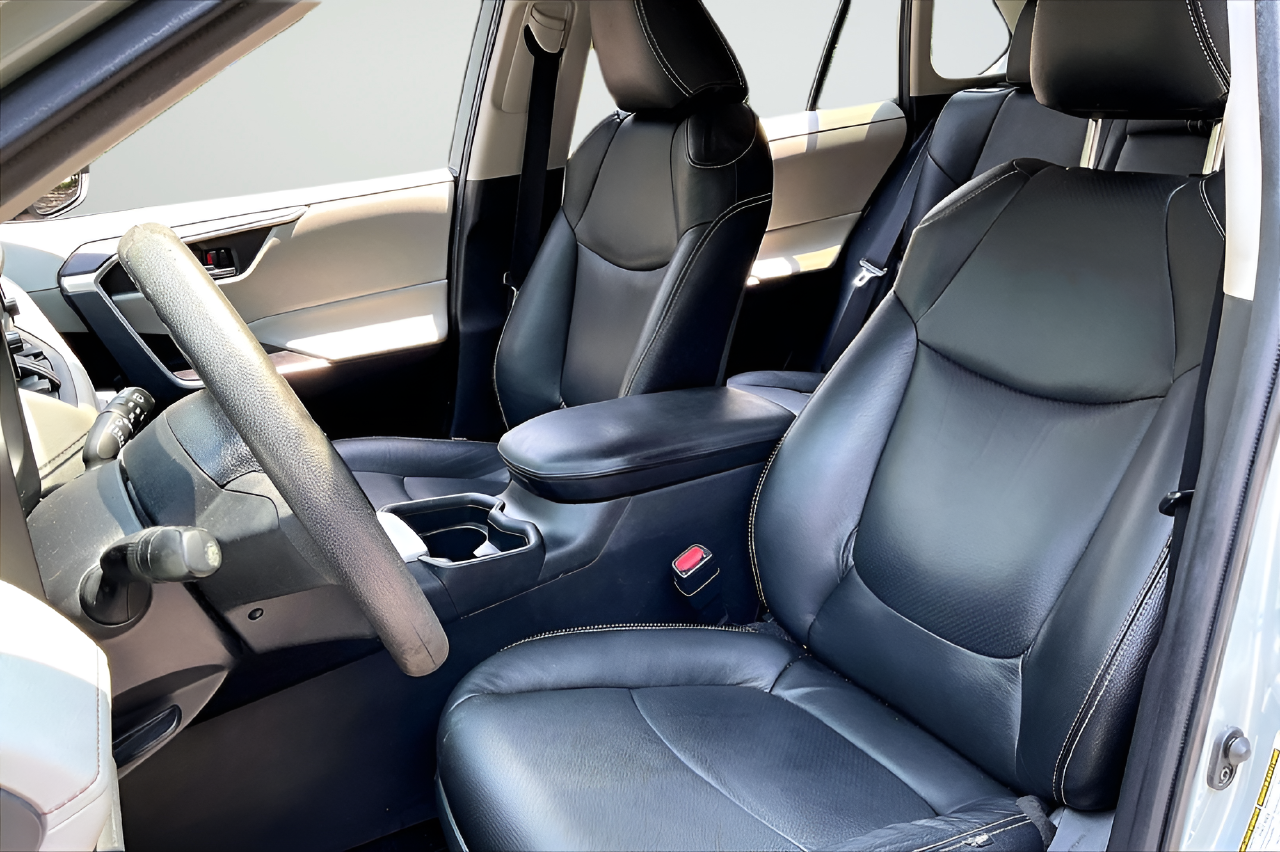 Used 2021  Toyota XLE image 18