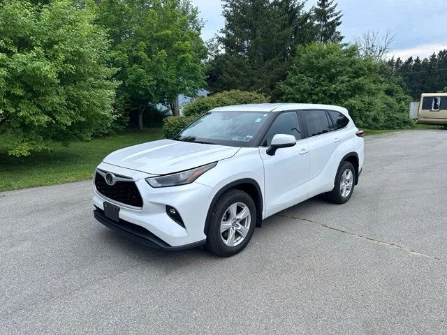 Used 2023 Off-white Toyota LE image 7