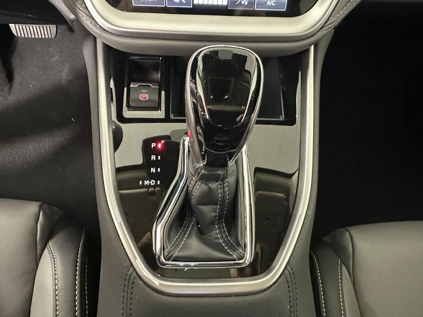 Used 2025 Crystal White Pearl Subaru Onyx Edition image 21