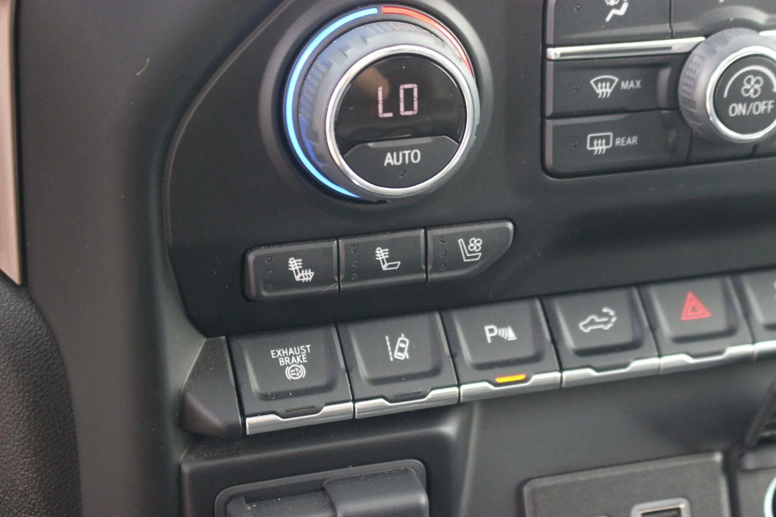 Used 2023 IRIDESCENT PEARL TRICOAT Chevrolet High Country image 28