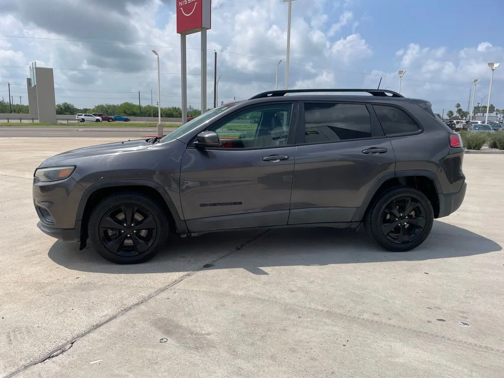 Used 2019 Gray Jeep Latitude Plus image 4