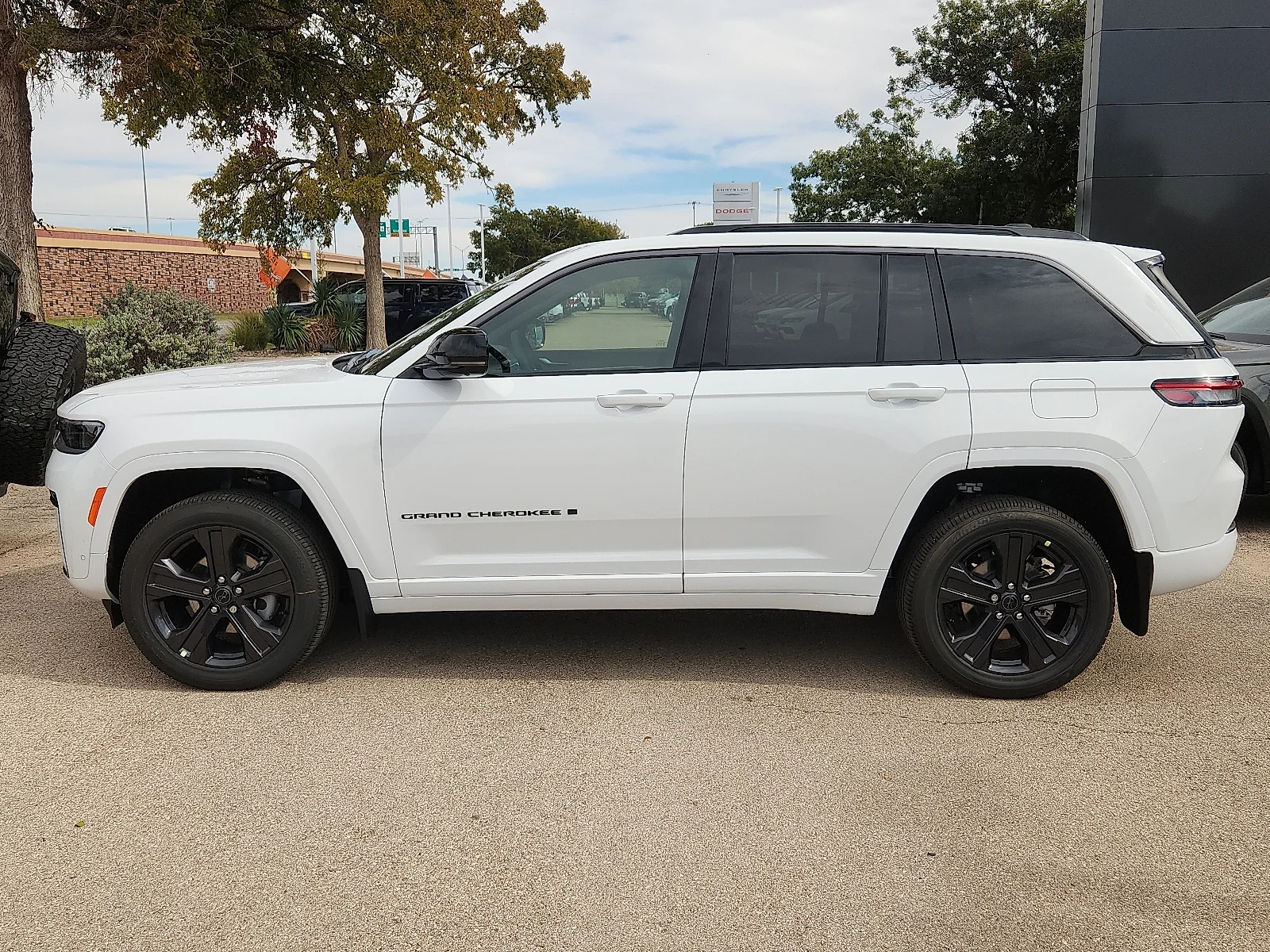New 2027 Bright White Clear-Coat Paint Jeep LIMITED RESERVE 4X4 image 2