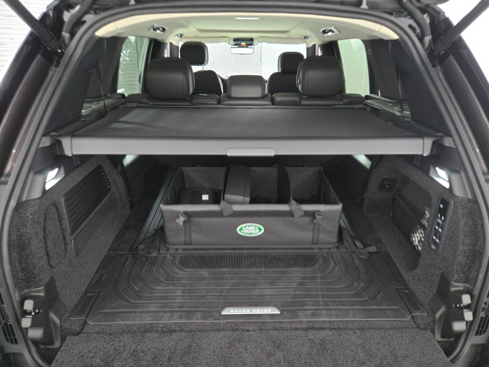 New 2026 Charente Grey Land Rover SE image 15