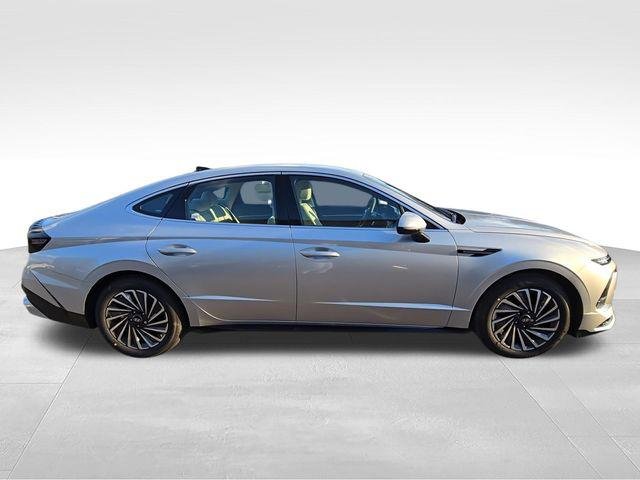 New 2025 Silver Hyundai SEL image 2