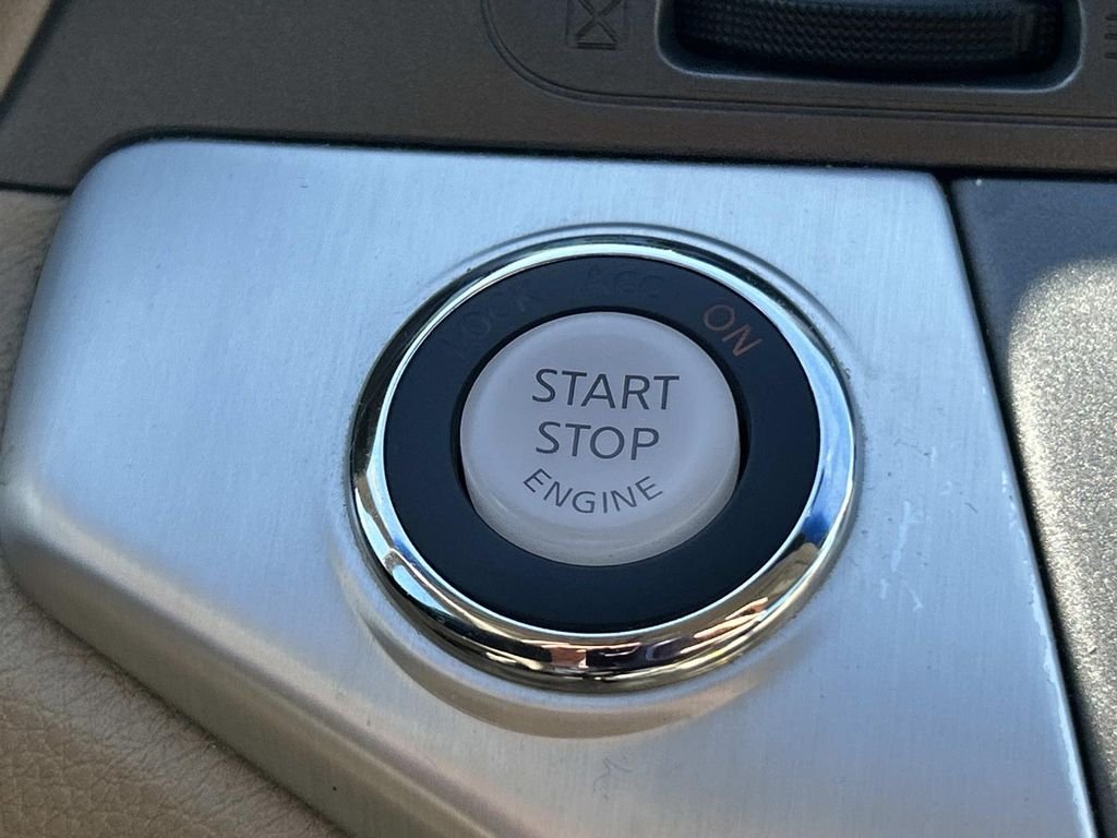 Used 2014 White Nissan SV image 25