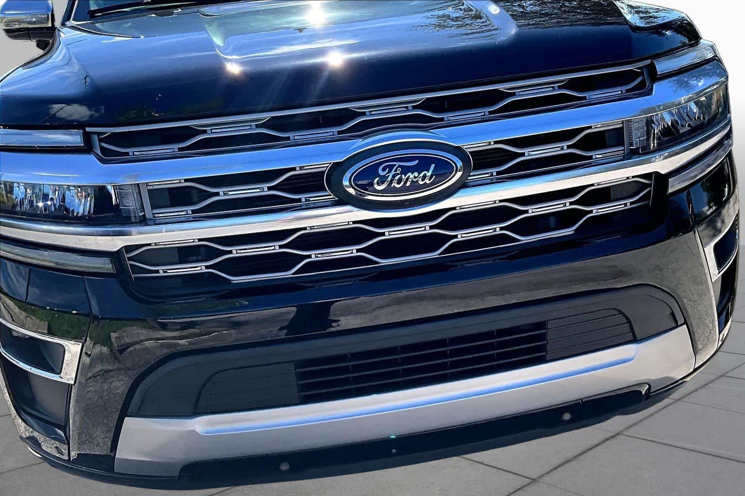 Used 2024 Agate Black Metallic Ford Platinum image 30