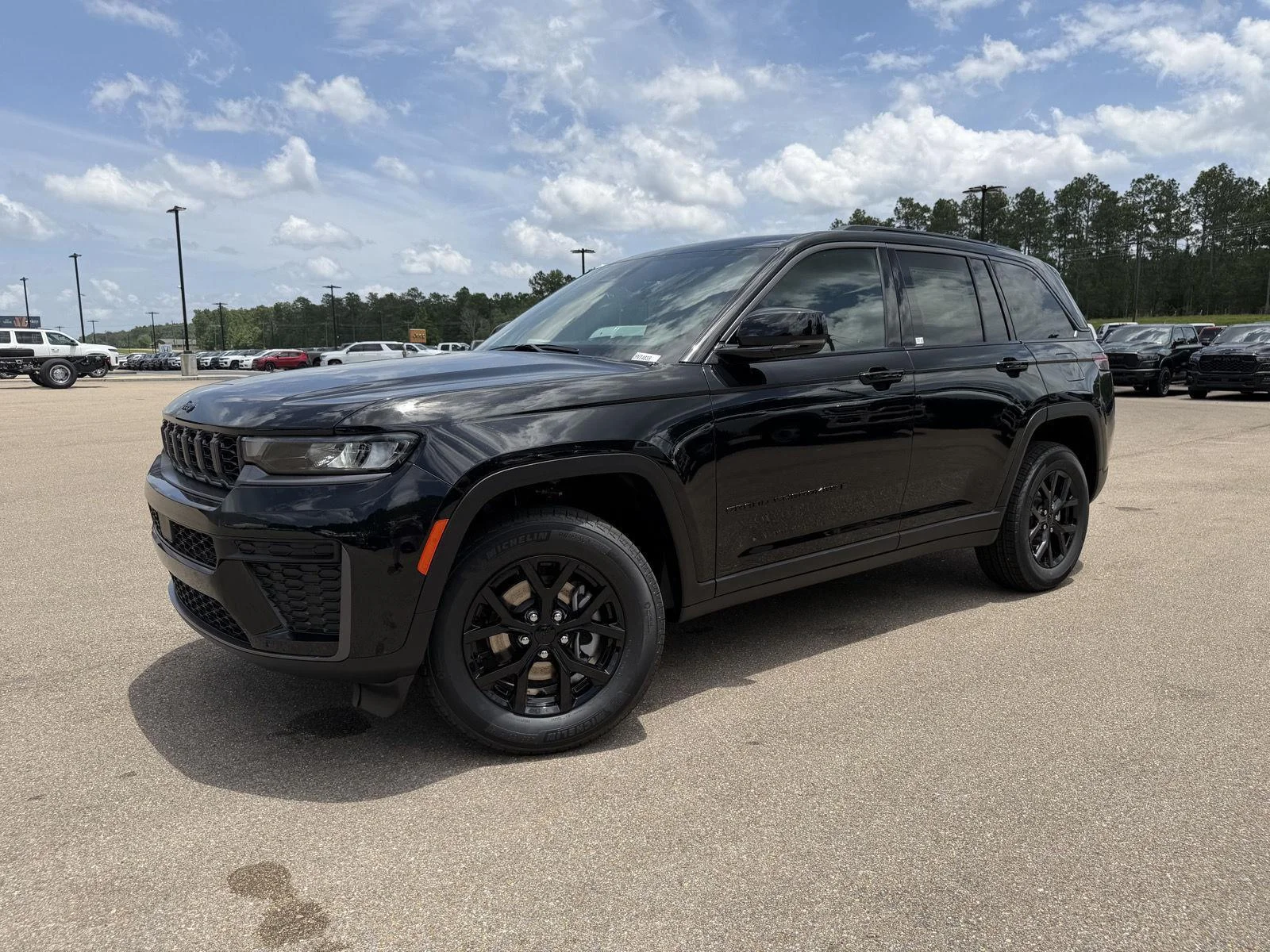 New 2026 Diamond Black Crystal Pearl-Coat Exterior Paint Jeep Laredo Altitude image 1