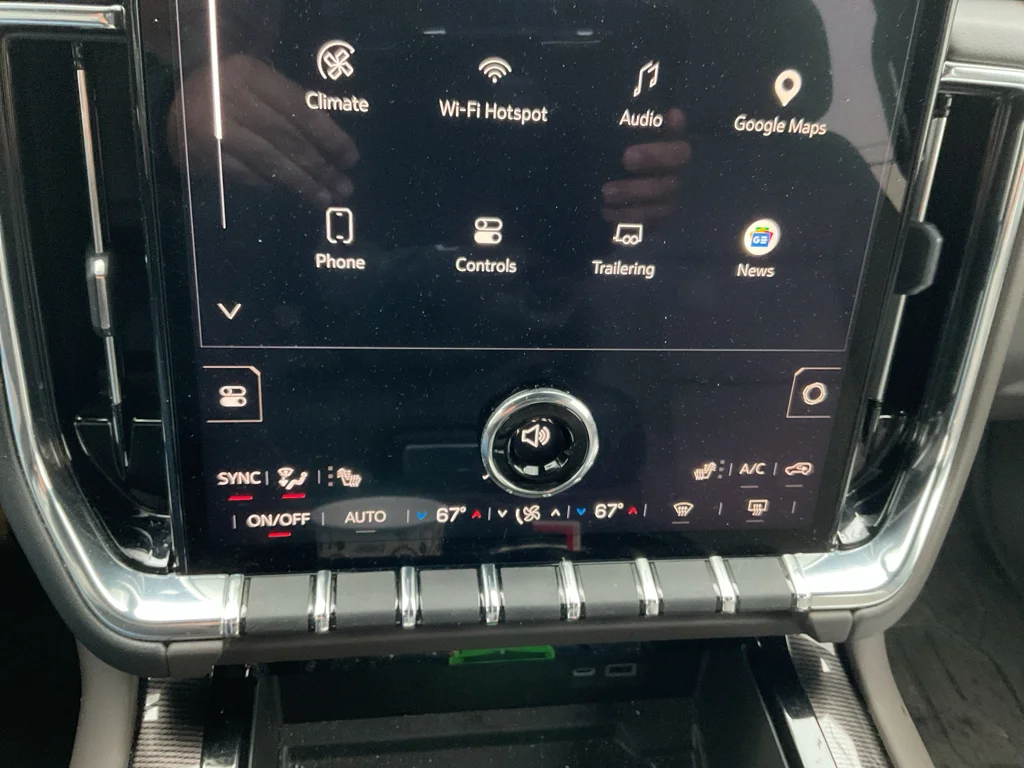 Used 2025 Summit White GMC Elevation image 28