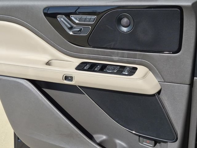 Used 2020 Black Metallic Lincoln Grand Touring image 15