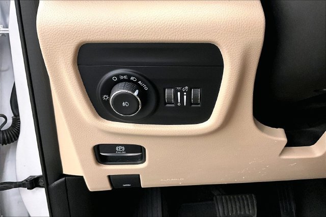 Used 2022 Bright White Clearcoat Jeep Limited image 40