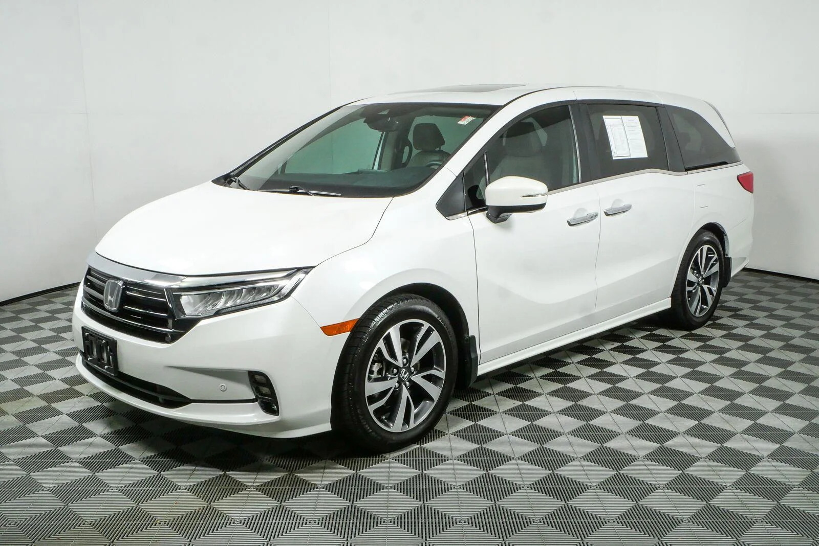 Used 2024 Platinum White Pearl Honda Touring image 26