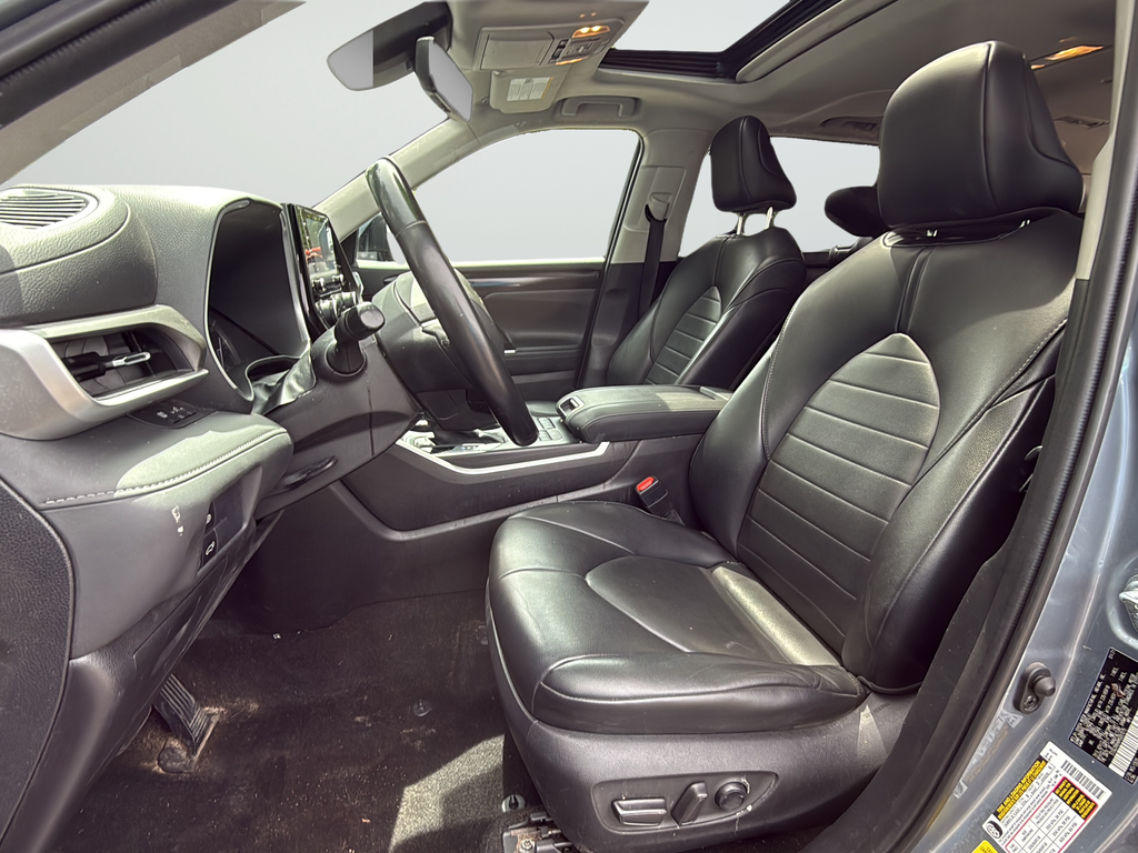 Used 2021  Toyota XLE image 16