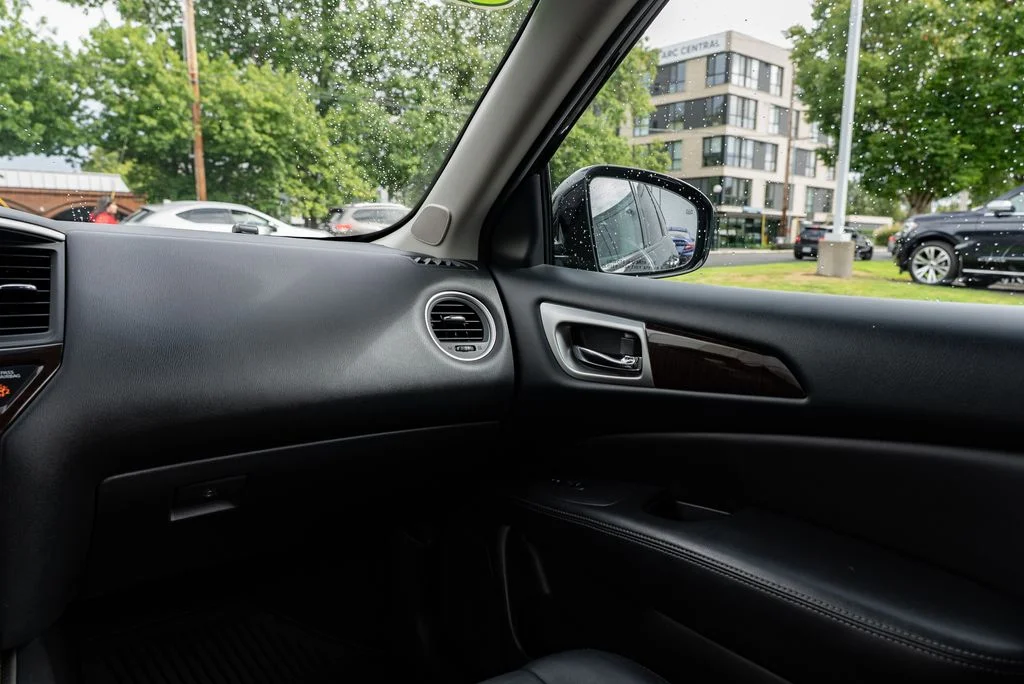 Used 2013 Black Nissan Platinum image 11