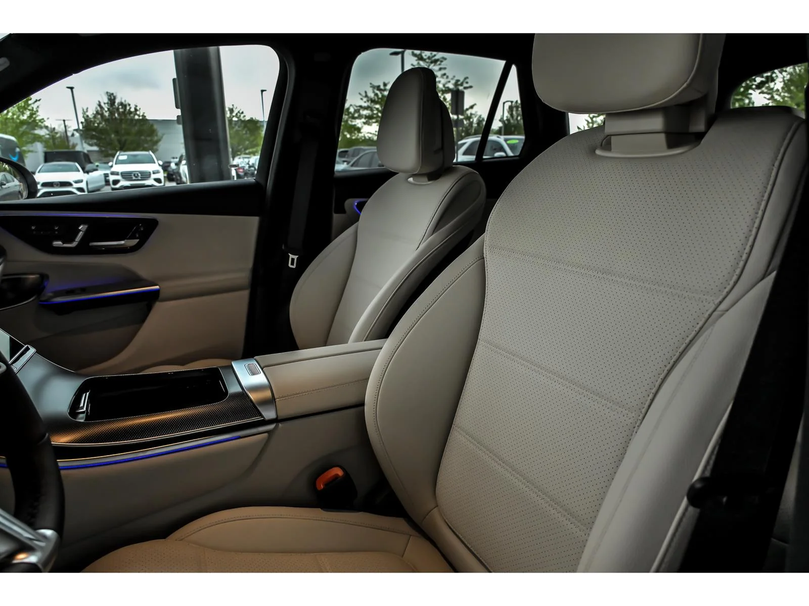New 2026 Manufaktur Moonlight White Metallic Mercedes-Benz GLC 300 4MATIC® image 7