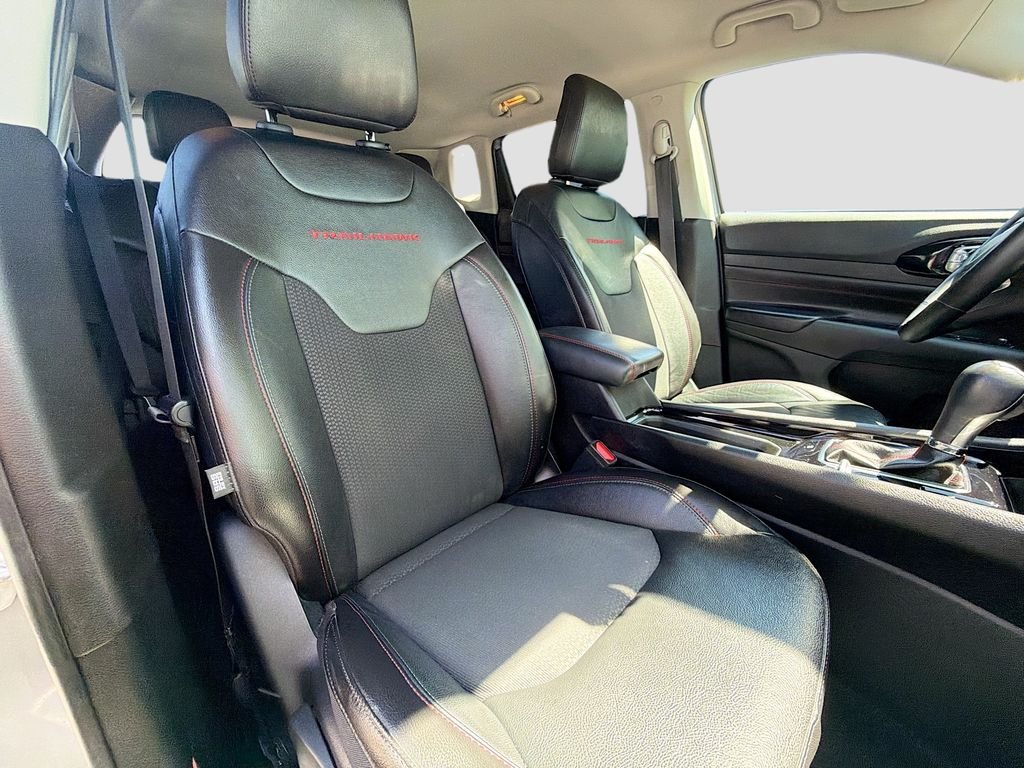 Used 2022 Billet Silver Metallic Clearcoat Jeep Trailhawk image 22