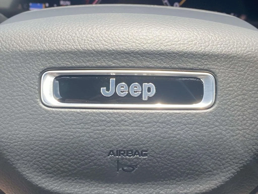 New 2026 Bright White Clear-Coat Exterior Paint Jeep Laredo Altitude image 31
