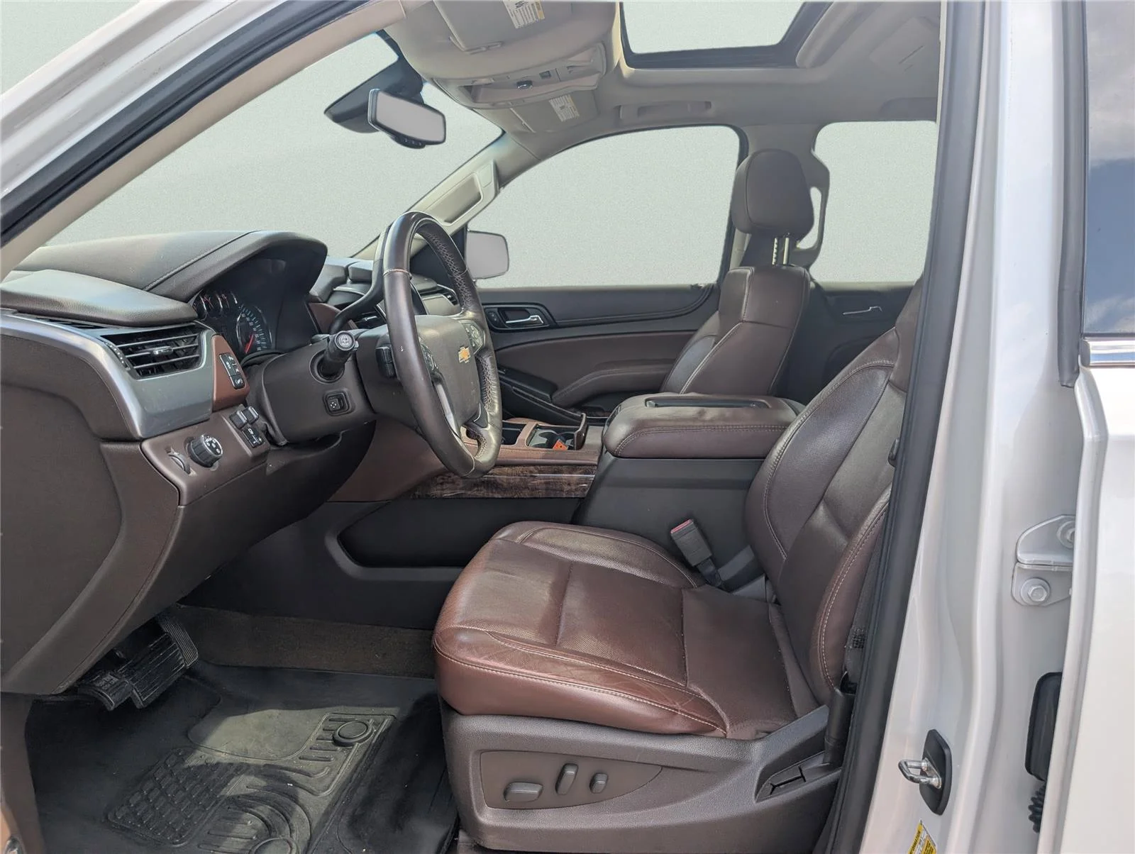 Used 2016 Iridescent Pearl Tricoat Chevrolet LTZ image 22