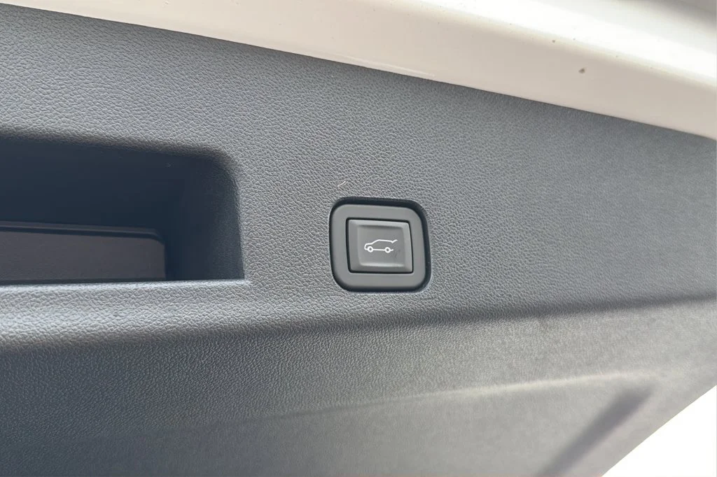 New 2027 Summit White Chevrolet LT image 10