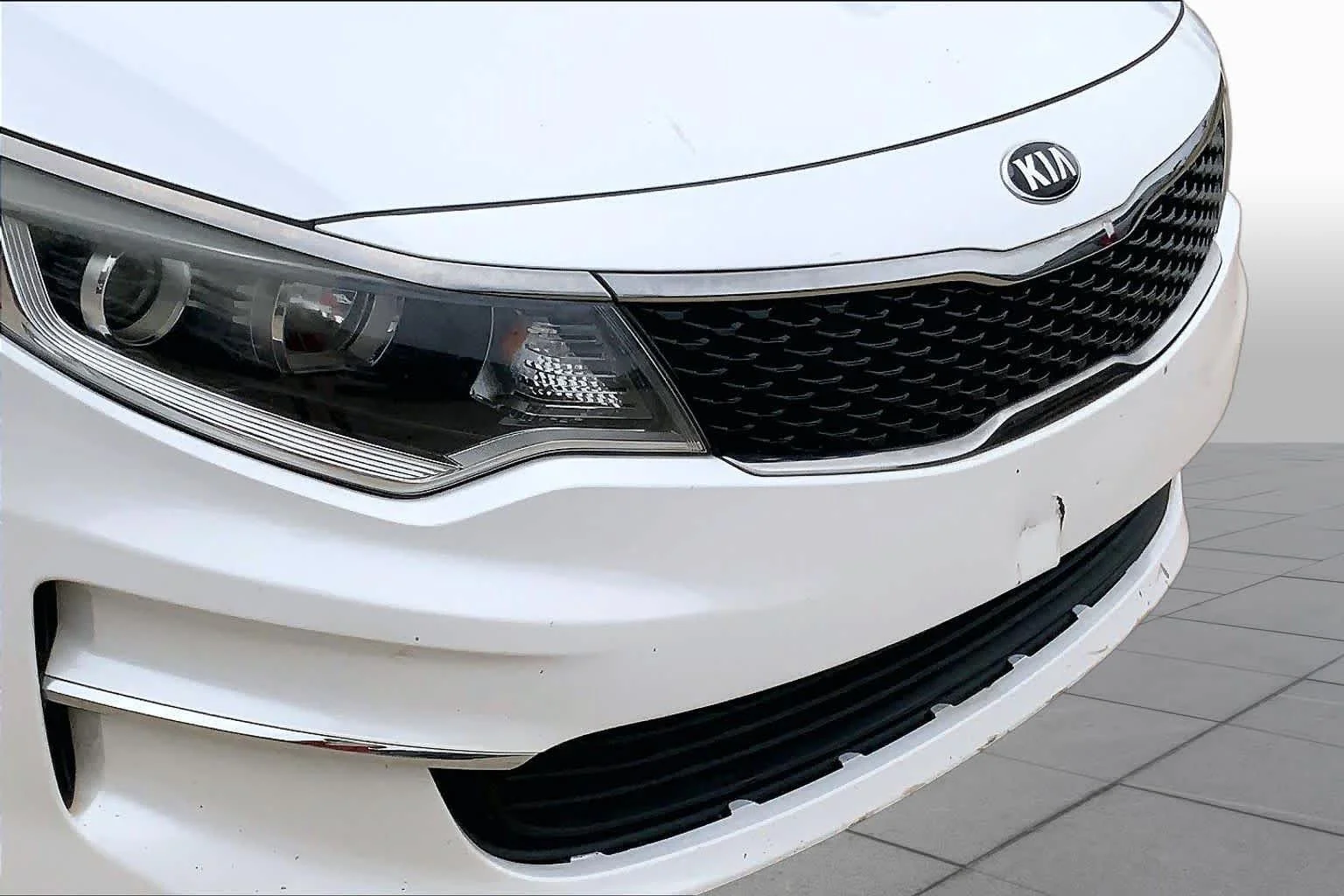 Used 2018 Snow White Pearl Kia LX image 28