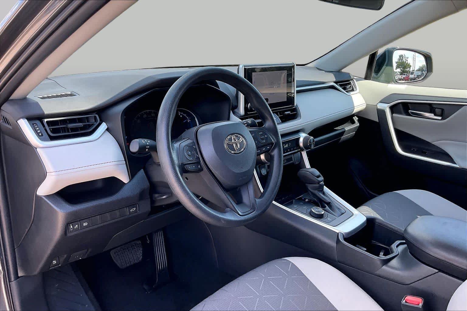 2023 Toyota RAV4 XLE - Photo 18