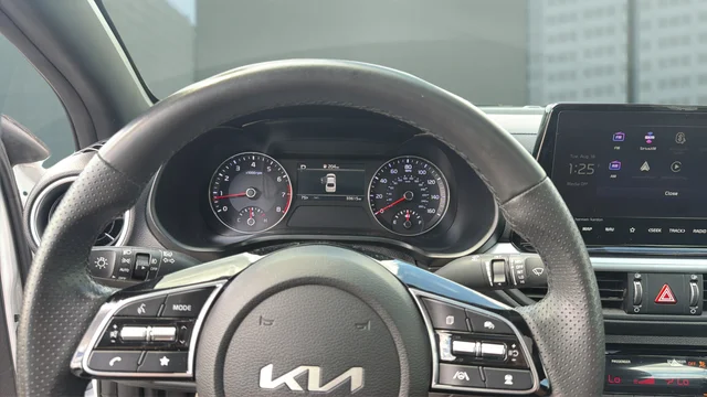 Used 2024 White Kia GT-Line image 22