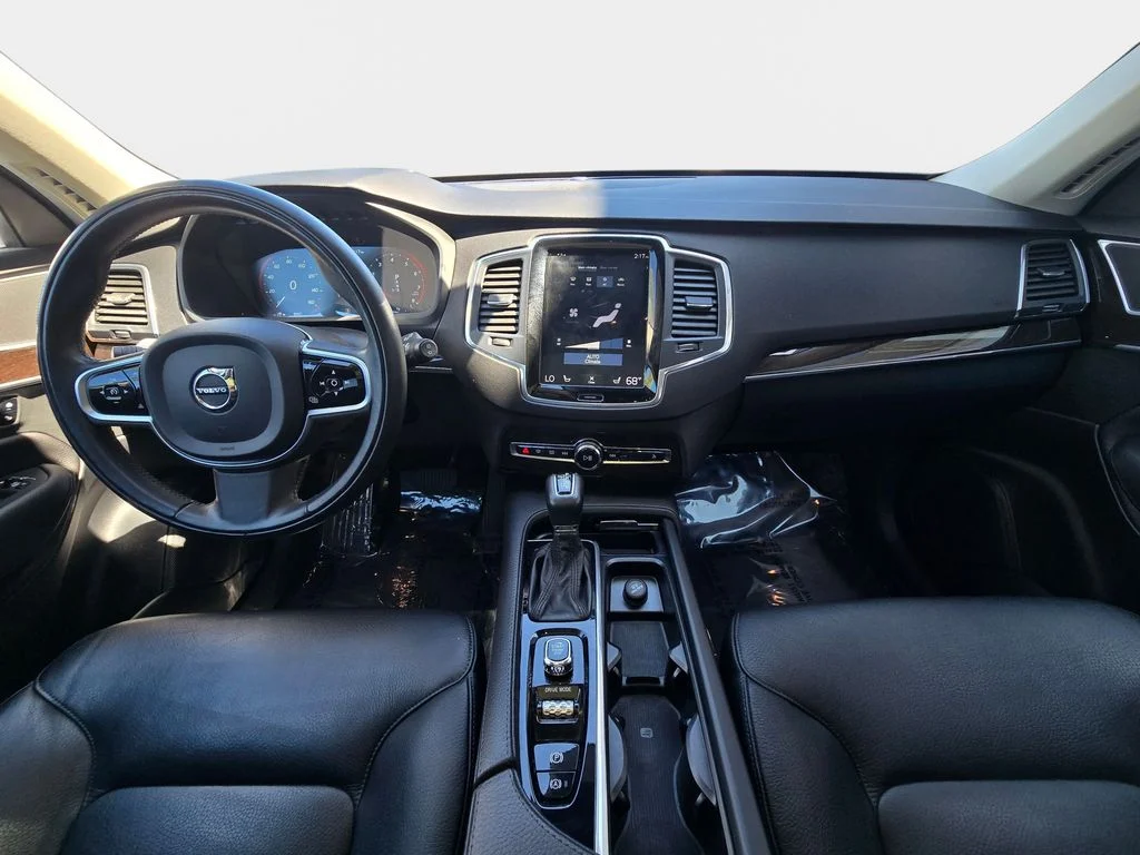 Used 2019 White Volvo T6 Momentum image 10
