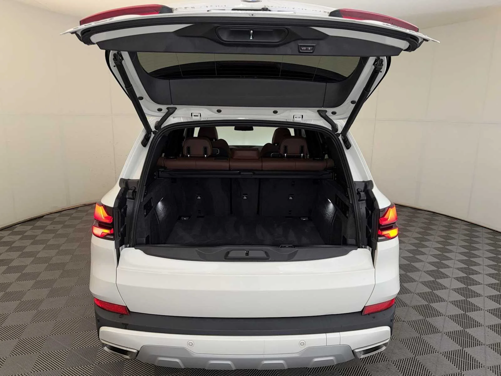 Used 2024 Alpine White BMW xDrive40i image 22