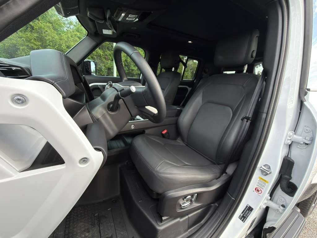 2025 Land Rover Defender X-Dynamic SE - Photo 12