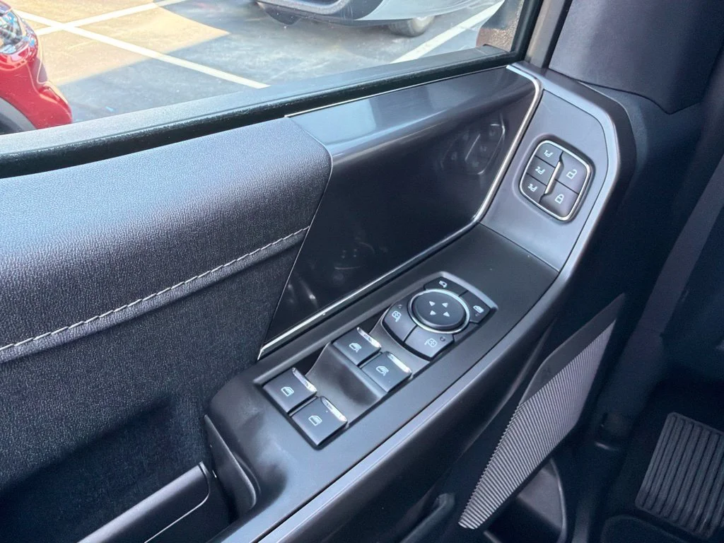 Used 2025 Space White Metallic Ford Lariat image 28