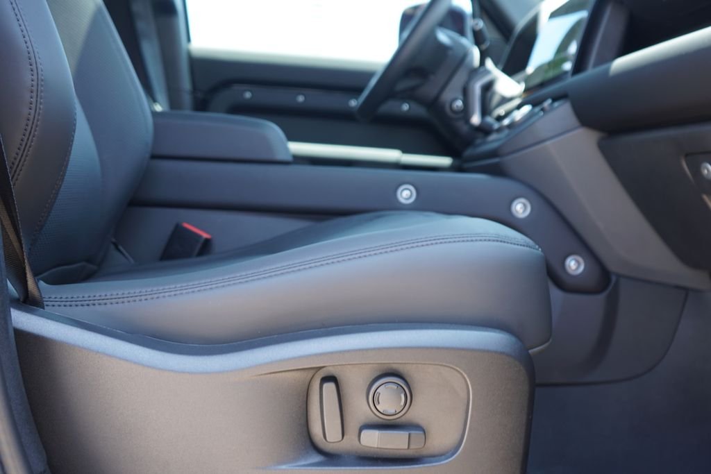 Used 2025 Black Land Rover S image 33