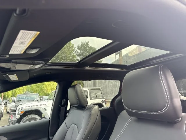 2025 Chrysler Pacifica Select - Photo 28