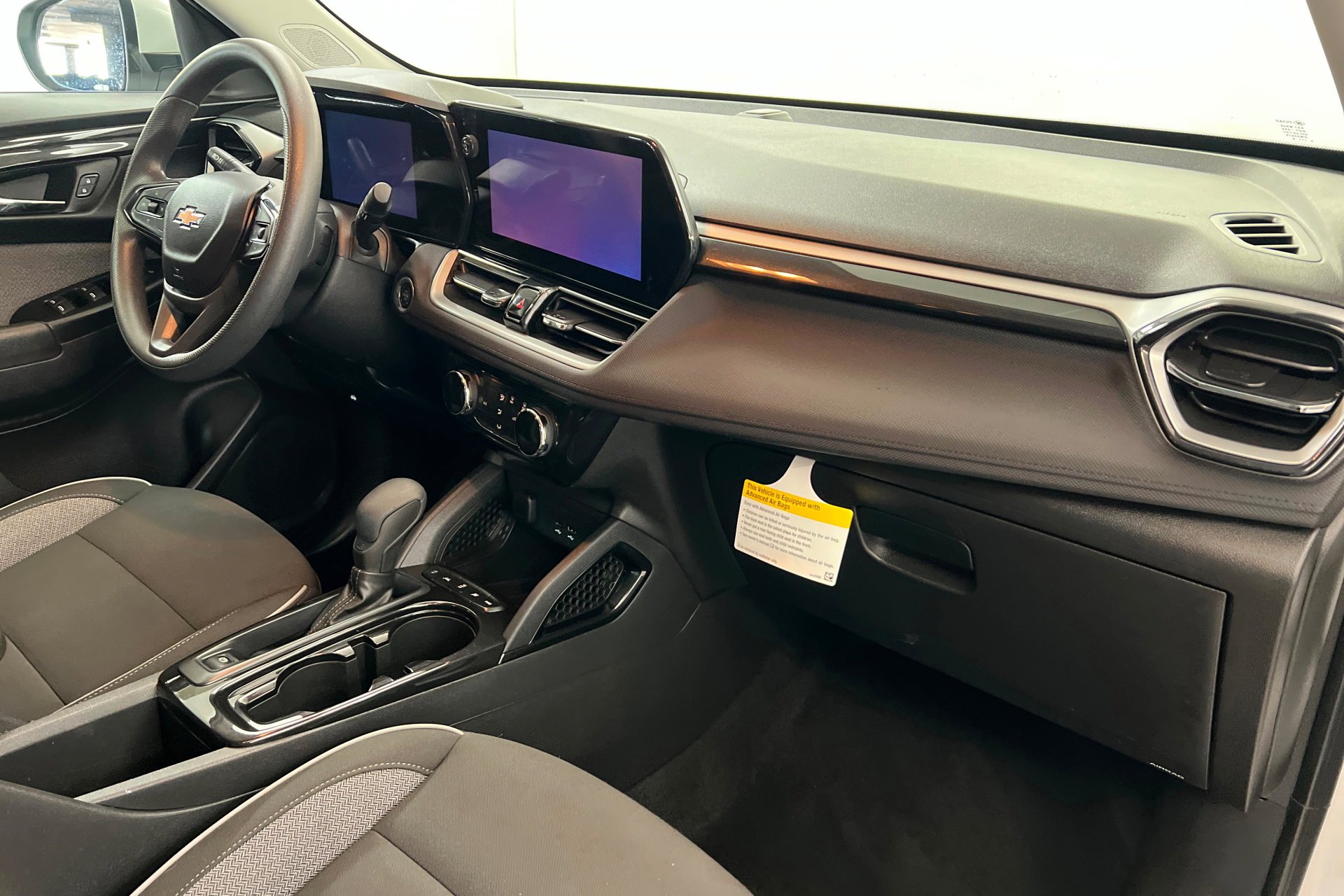 Used 2025 Summit White Chevrolet LT image 25