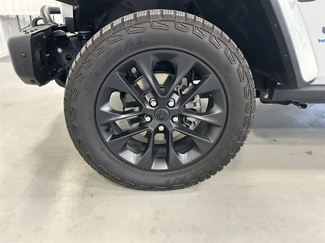 Used 2025 WHITE JEEP Backcountry image 13