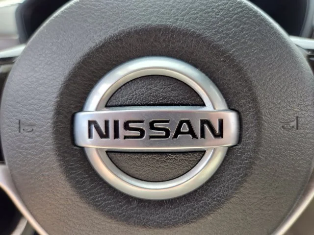 Used 2022 White Nissan 2.5 Platinum image 33