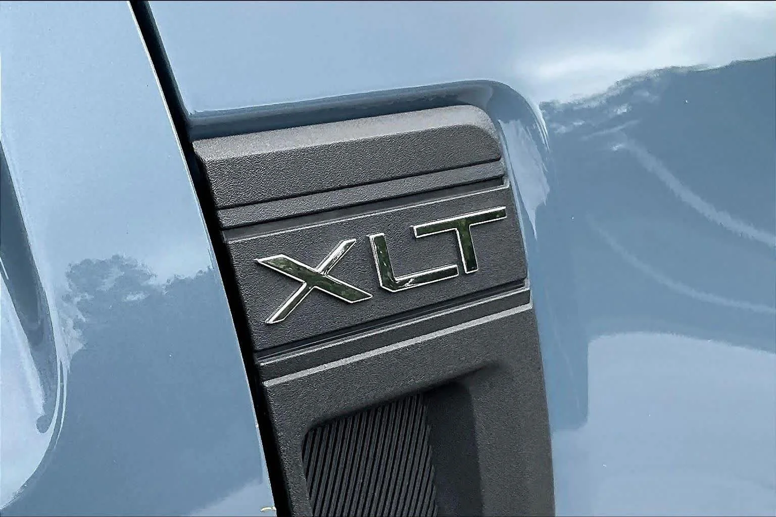 Used 2025 Azure Gray Metallic Tri-Coat Ford XLT image 10