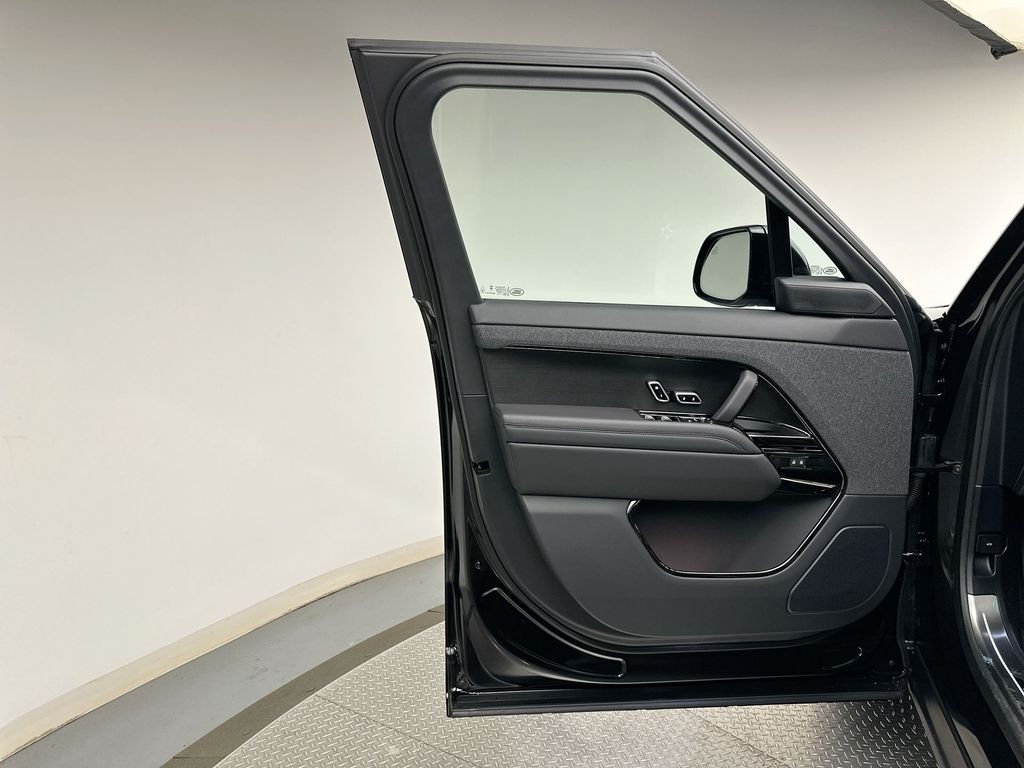 New 2026 Santorini Black Metallic Land Rover Dynamic SE image 9