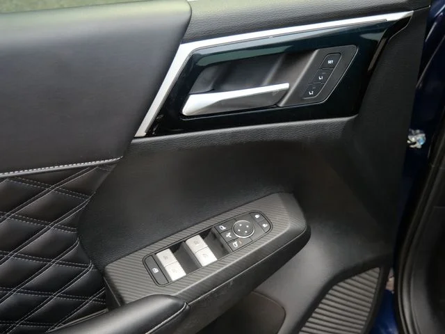 Used 2022 Cosmic Blue Metallic Mitsubishi SEL image 15