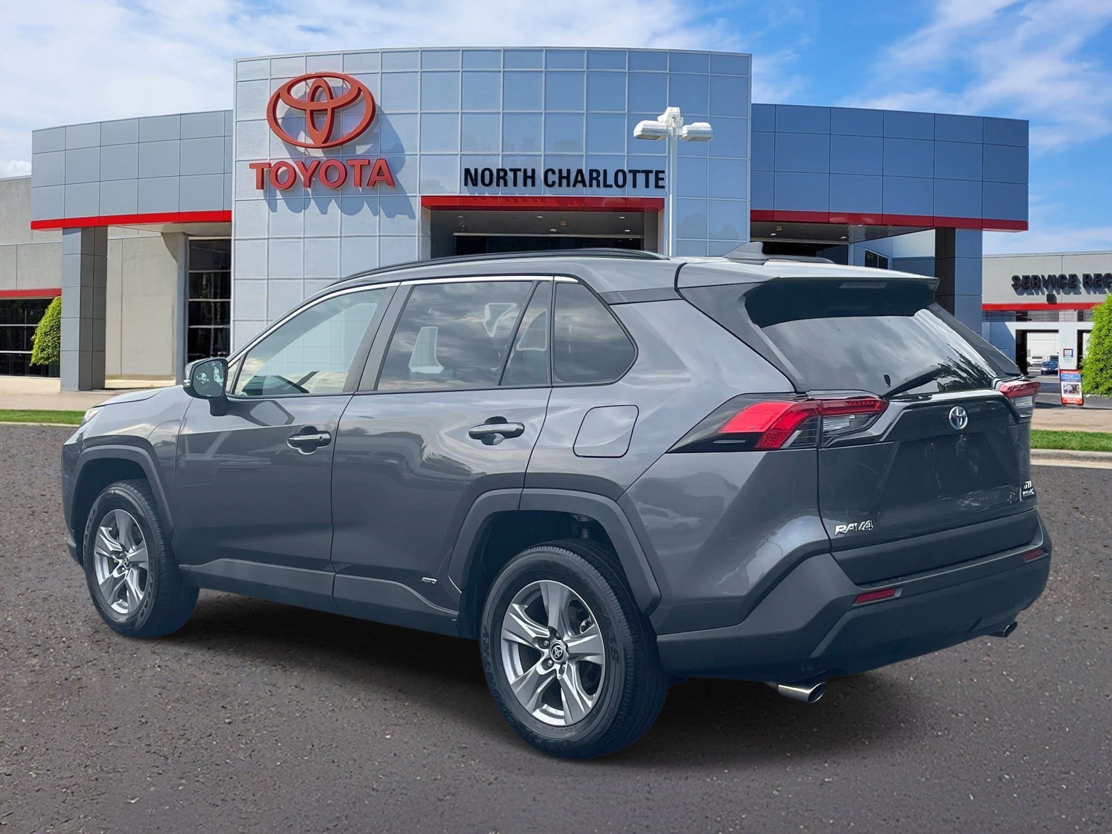 Used 2022 Magnetic Gray Metallic Toyota Hybrid XLE image 4