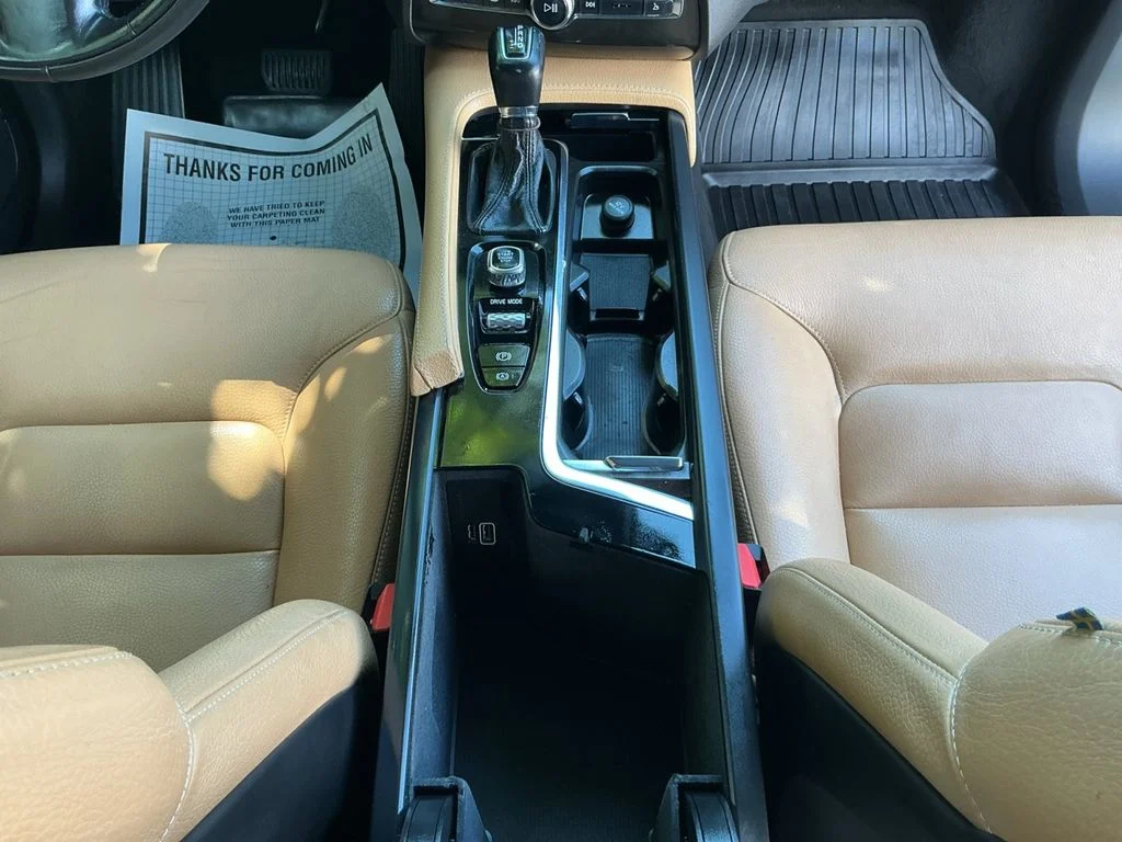 Used 2018 White Volvo T6 Momentum image 26