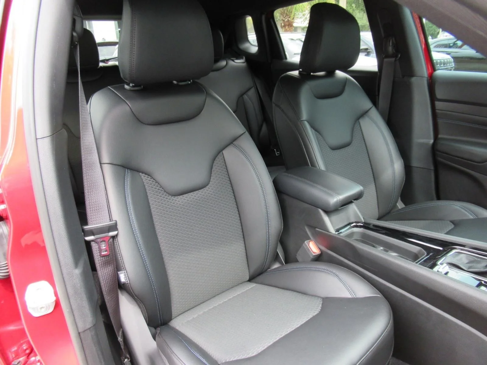 New 2026 Red Hot Pearl-Coat Exterior Paint Jeep Latitude Altitude image 9