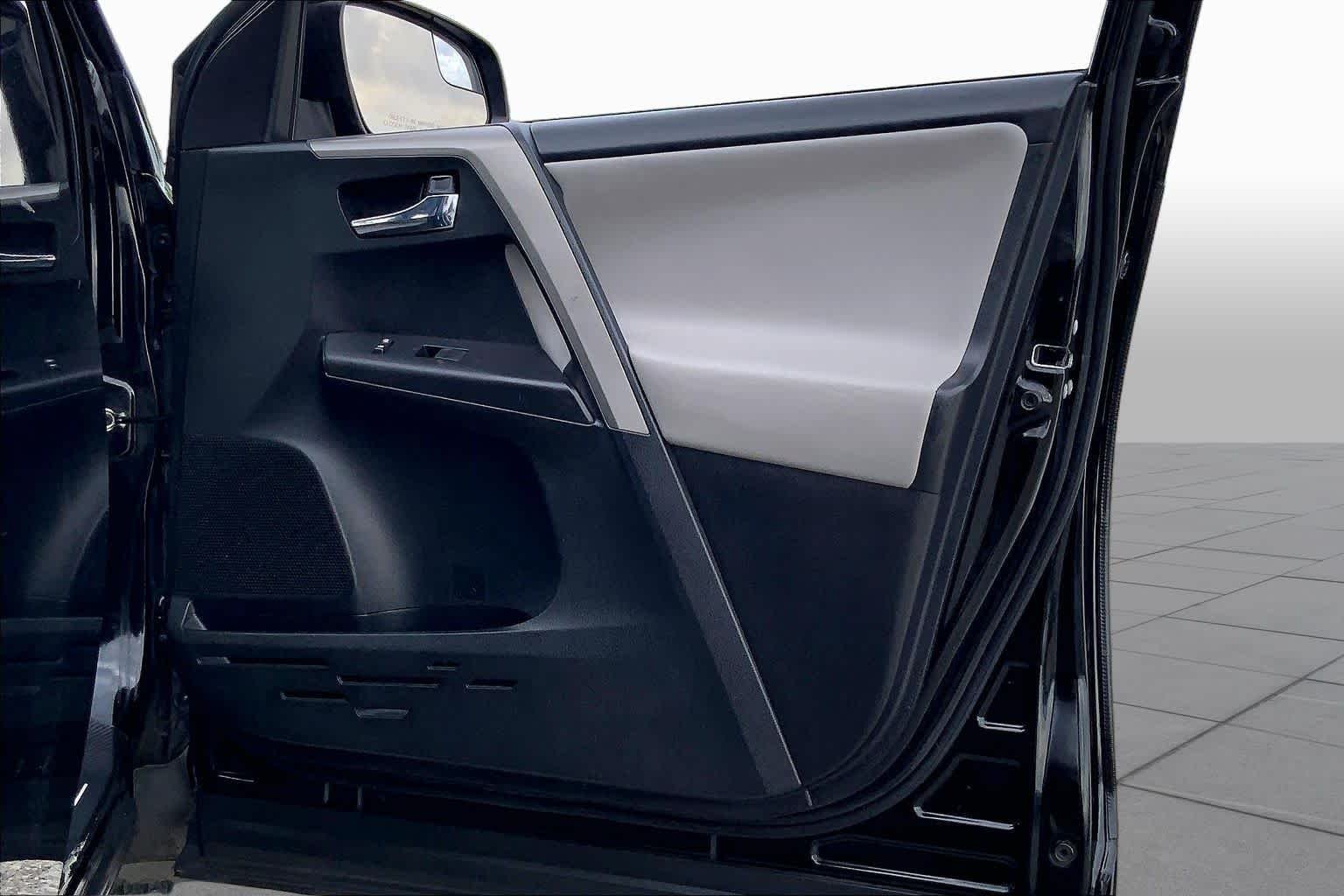 Used 2017 Black Toyota XLE image 22