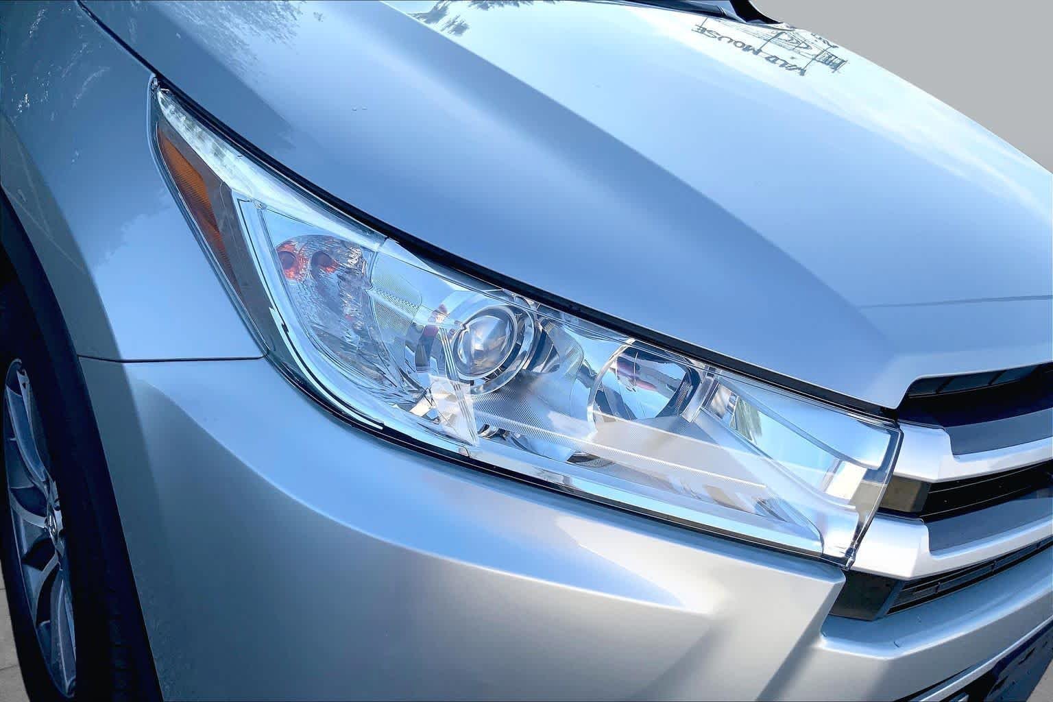 Used 2018 Celestial Silver Metallic Toyota XLE image 27