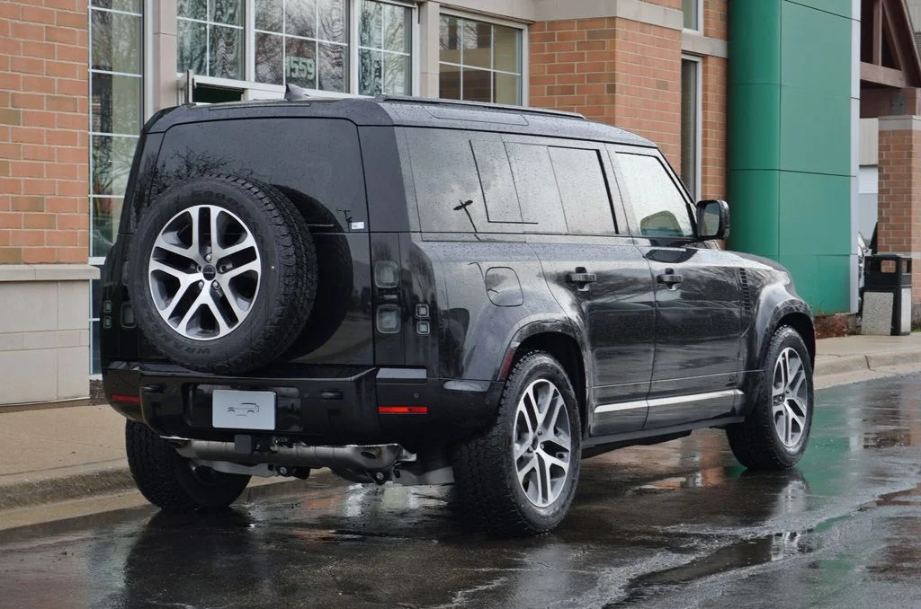 New 2026 Santorini Black Land Rover X-Dynamic SE image 6