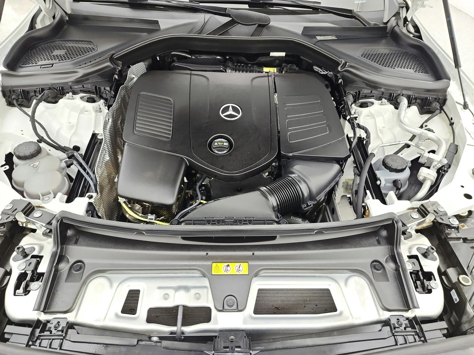 Certified Used 2025 Polar White Mercedes-Benz GLC 300 SUV image 16