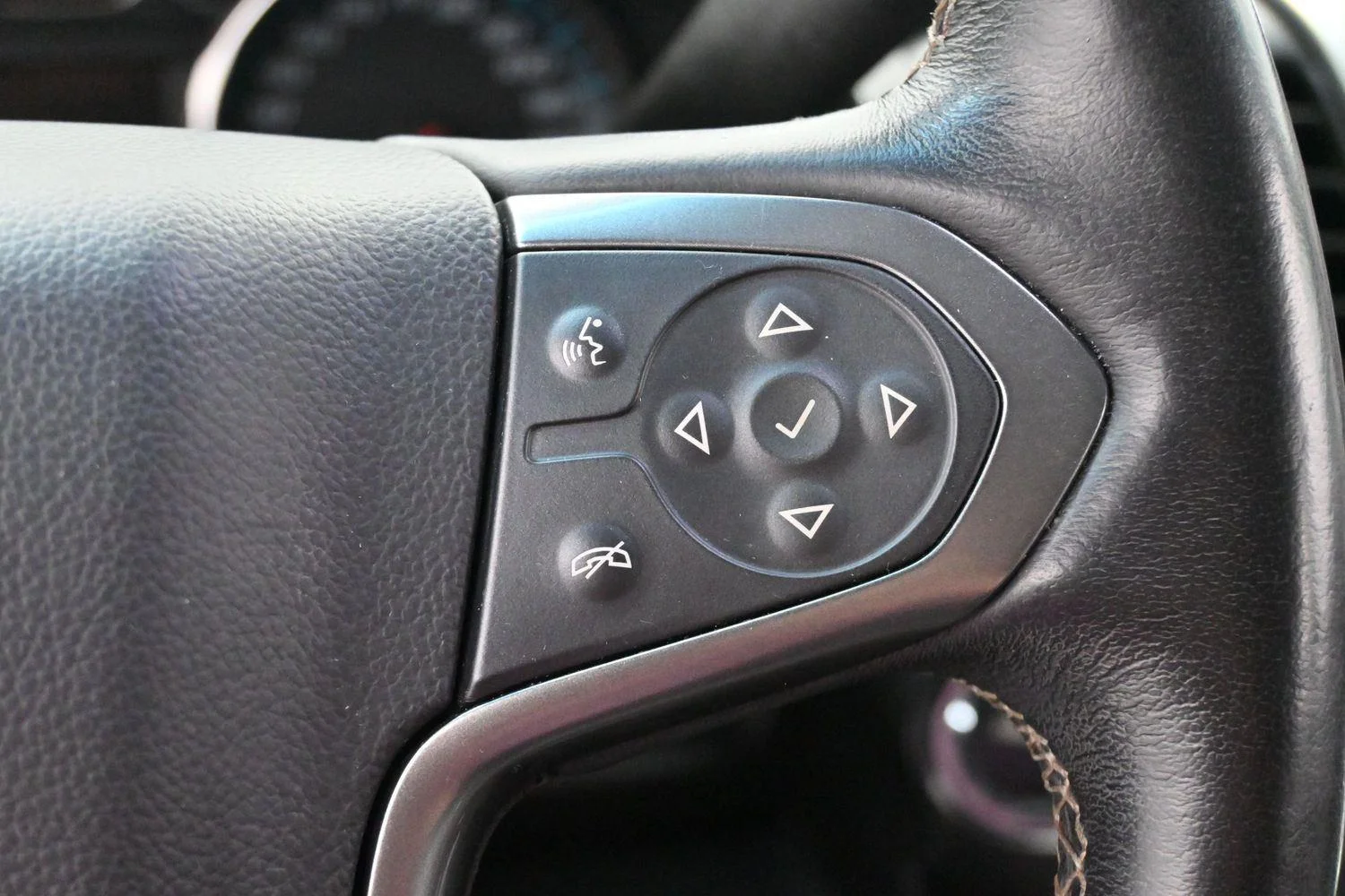 Used 2018 PEPPERDUST METALLIC Chevrolet LT image 23